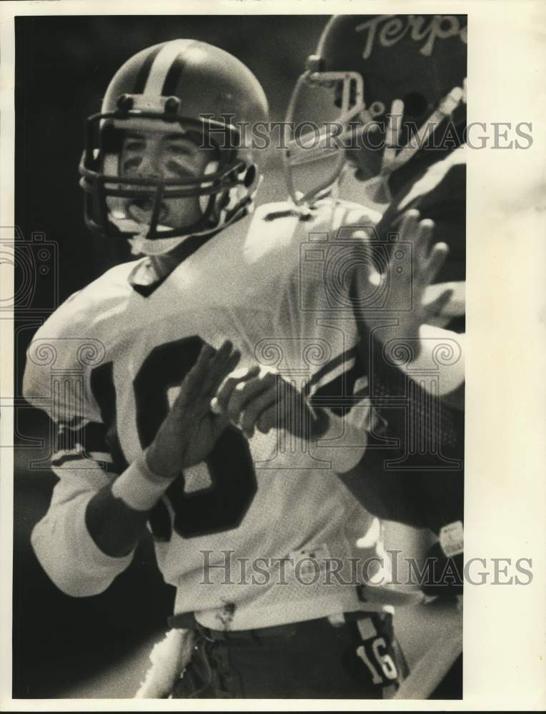 1984 Press Photo Scott Schevedes pushes off during pass route - Historic Images