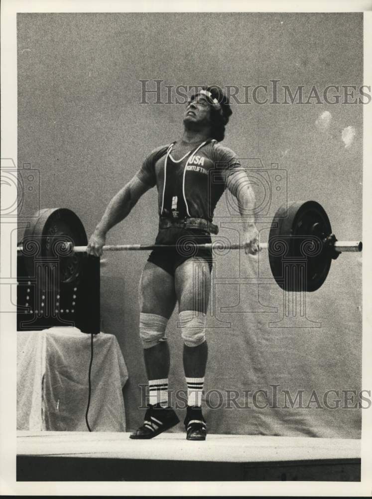 1981 Press Photo A young weightlifter lifting weights - Historic Images