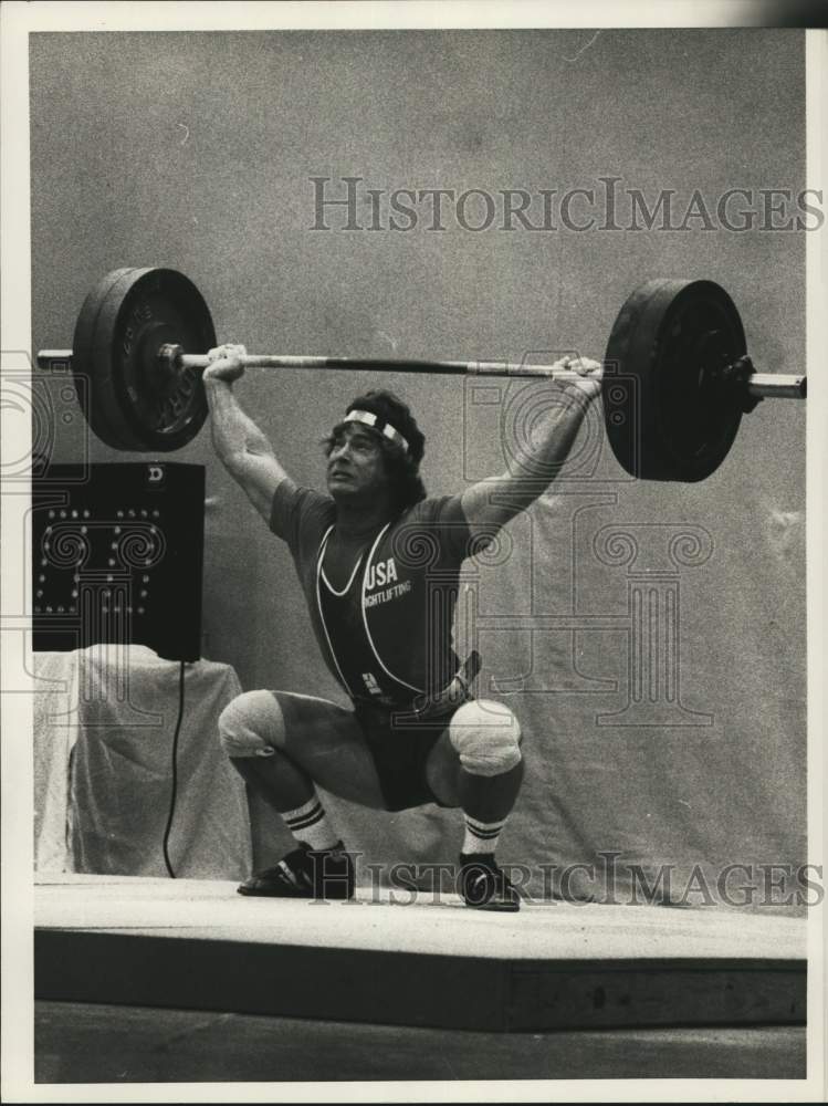 1981 Press Photo A young weightlifter lifting weights.- Historic Images