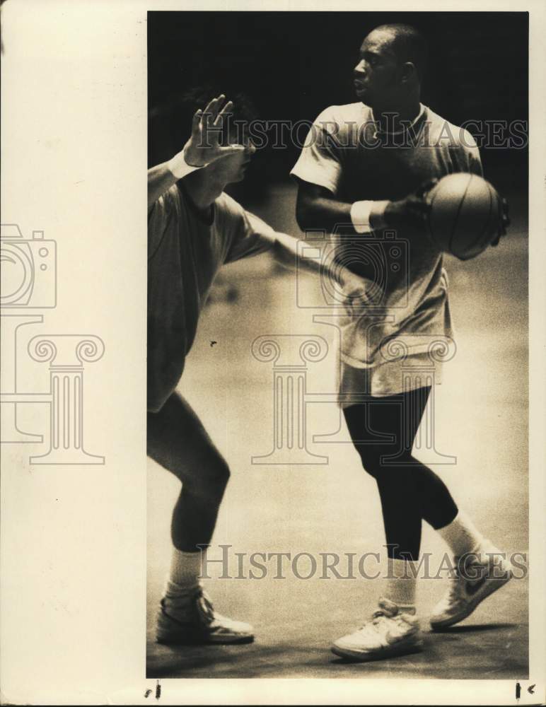 1984 Press Photo Sany Spera Guards Dwayne Washington - Historic Images
