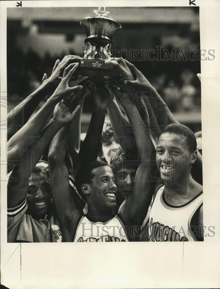 1983 Press Photo Gene Waldron and Teammates of Syracuse Basketball Team &amp; Trophy - Historic Images