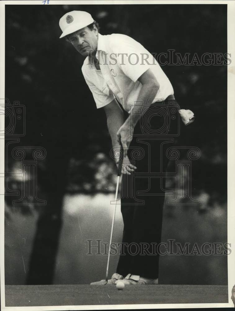 1986 Press Photo Alan Foster putting at Beaver Meadows for Golf Tournament - Historic Images