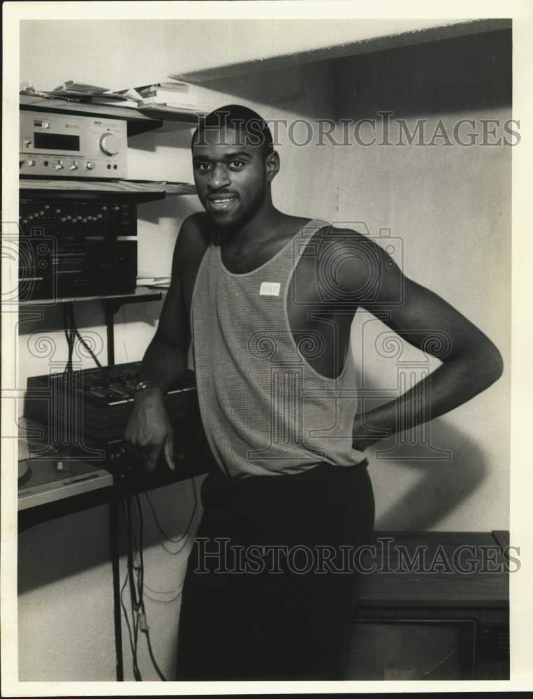 1986 Press Photo Herman Harried, Syracuse University Basketballer in Apartment- Historic Images