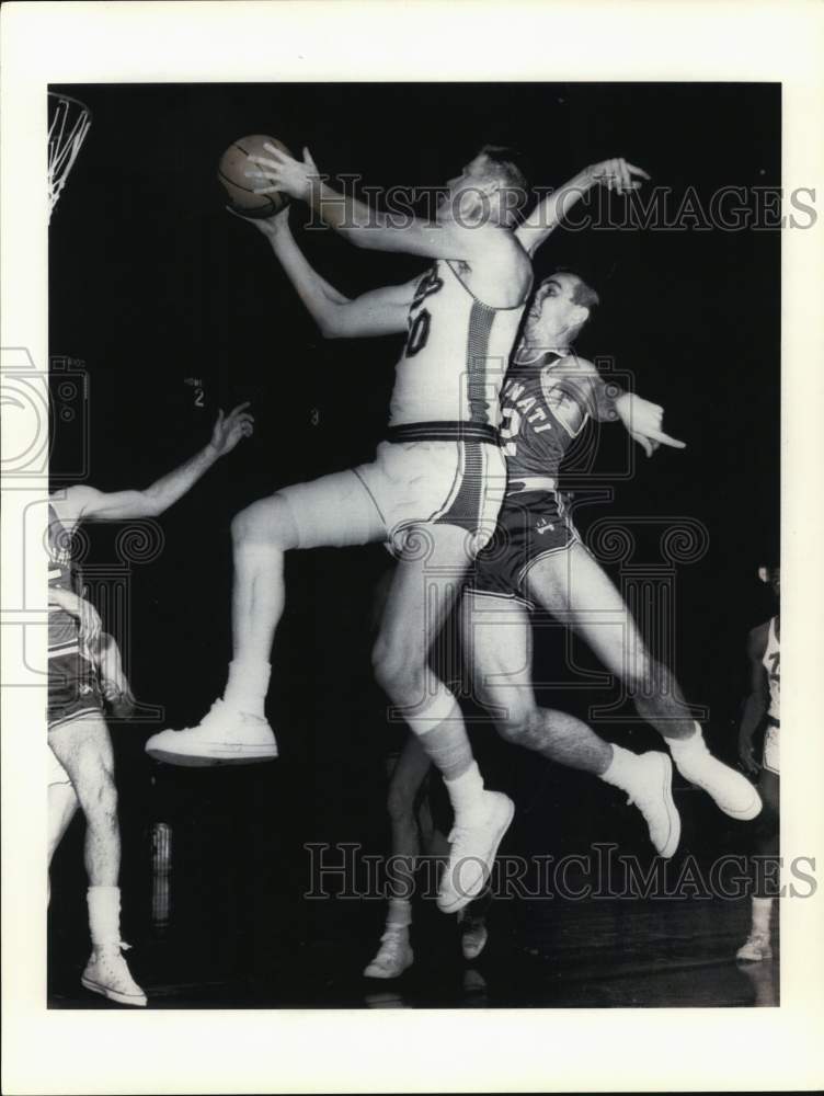 Press Photo Johnnie Kerr of Syracuse Nationals against Cincinnati Basketballers - Historic Images