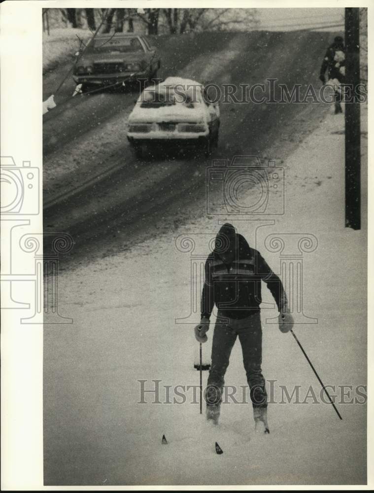 1986 Press Photo Tony Fair Cross Country Skiing on Euclid Avenue - Historic Images