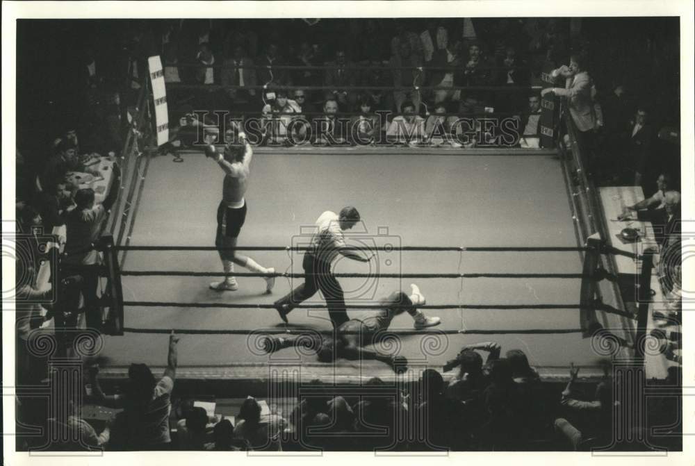 1986 Press Photo Boxers Lou Vallar and Kevin Denson at War Memorial Fight - Historic Images