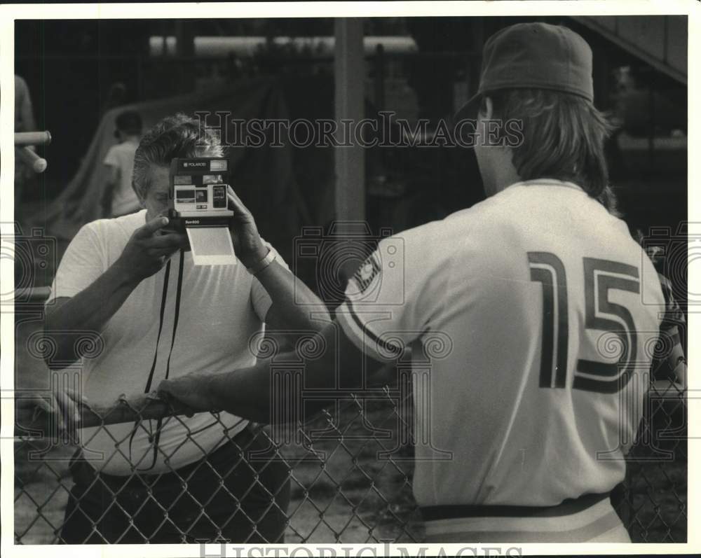 1985 Press Photo John Palmisano takes Syracuse Chief Baseball, Stan Clarke Photo- Historic Images