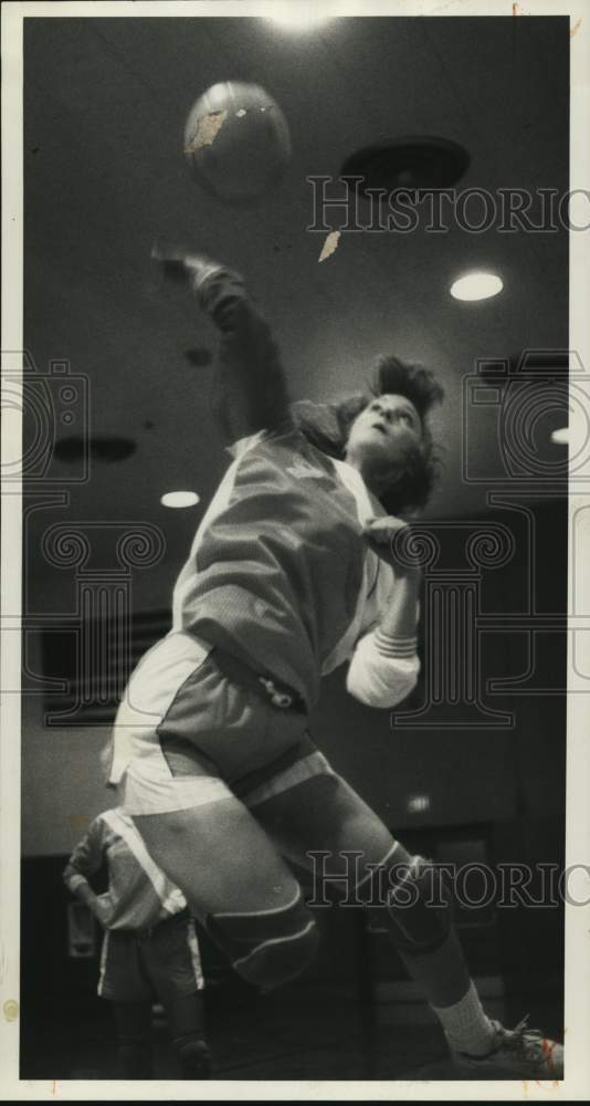 Press Photo Waterloo volleyball player Laurie Baylor spiking the ball- Historic Images