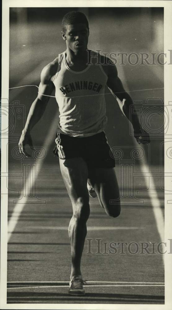 1986 Press Photo Henninger&#39;s Shawn Mable wins the 400 meter race vs. Liverpool- Historic Images