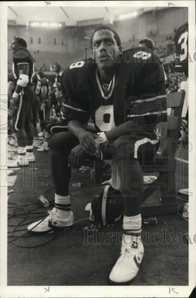 1986 Press Photo Don McPherson, Syracuse University Football Player on Bench- Historic Images