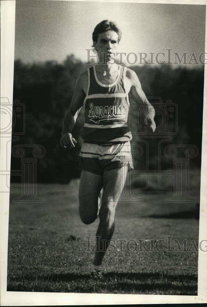 1984 Press Photo Scott Bortoff of Syracuse crossing the finish line- Historic Images