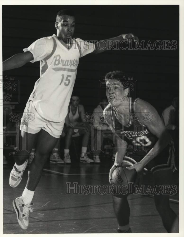 1990 Press Photo OCC&#39;s Eli Brandon flies towards Jefferson&#39;s Jim Dowlean - Historic Images