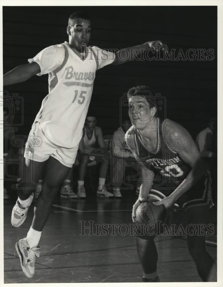 1990 Press Photo OCC's Eli Brandon flies towards Jefferson's Jim Dowlean - Historic Images