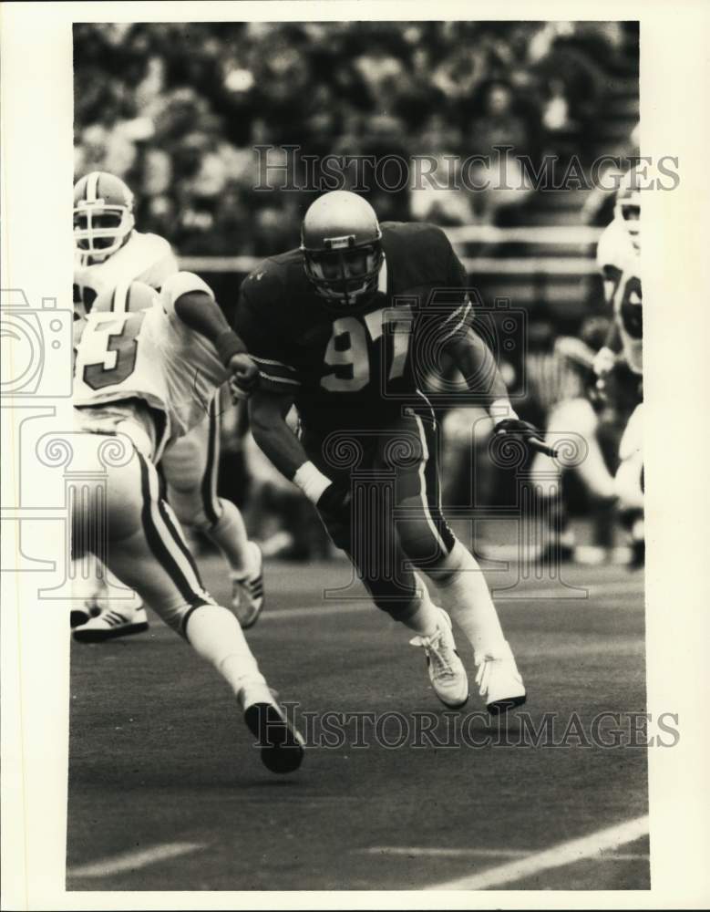 1986 Press Photo Boston College Football Player John Bosa Plays in Game - Historic Images
