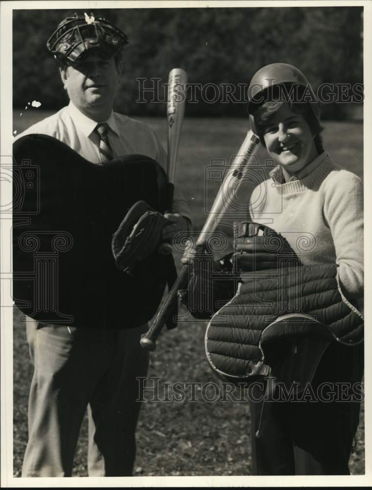 Press Photo Kevin Davies and Recreation Coordinator Marge Morgan in Oneida - Historic Images