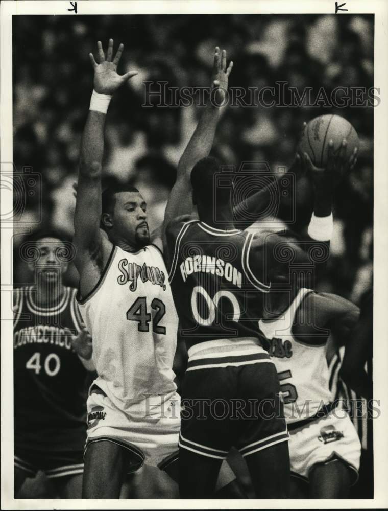 1986 Press Photo Syracuse University &amp; University of Connecticut Play Basketball - Historic Images