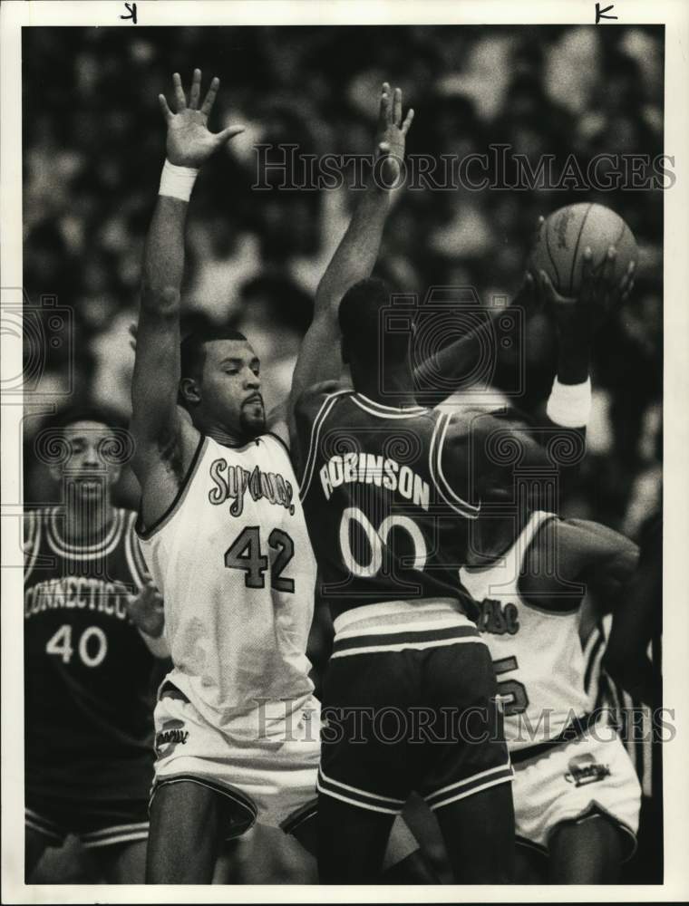 1986 Press Photo Syracuse University & University of Connecticut Play Basketball - Historic Images
