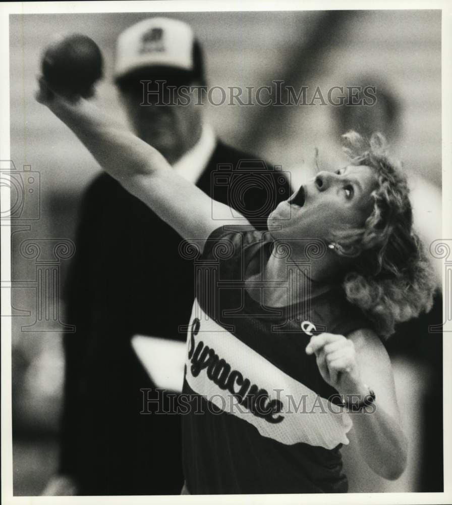 1990 Press Photo Darla Broderick Throws Shot Put for Syracuse University- Historic Images