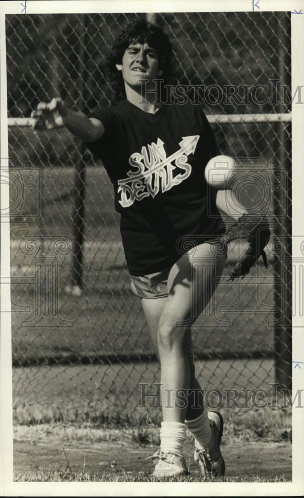 1984 Press Photo Softball Player Lori Capozza Pitches - Historic Images