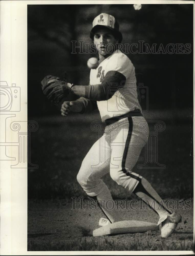 Press Photo Baseball Player Jon Richards Catches Ball- Historic Images