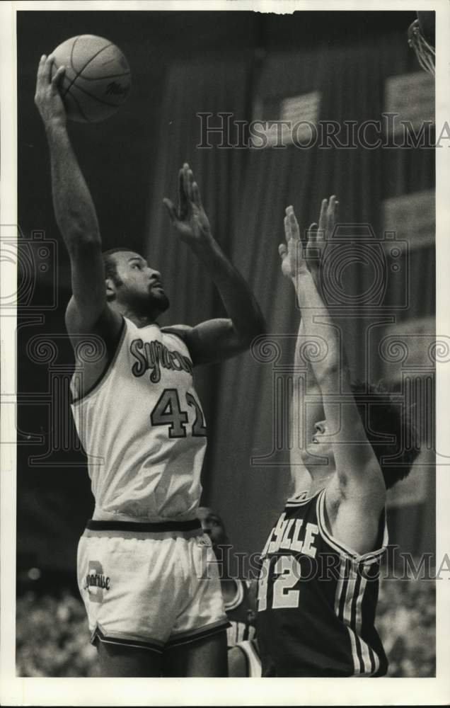 1985 Press Photo Syracuse University and LaSalle Basketball Players at Game - Historic Images