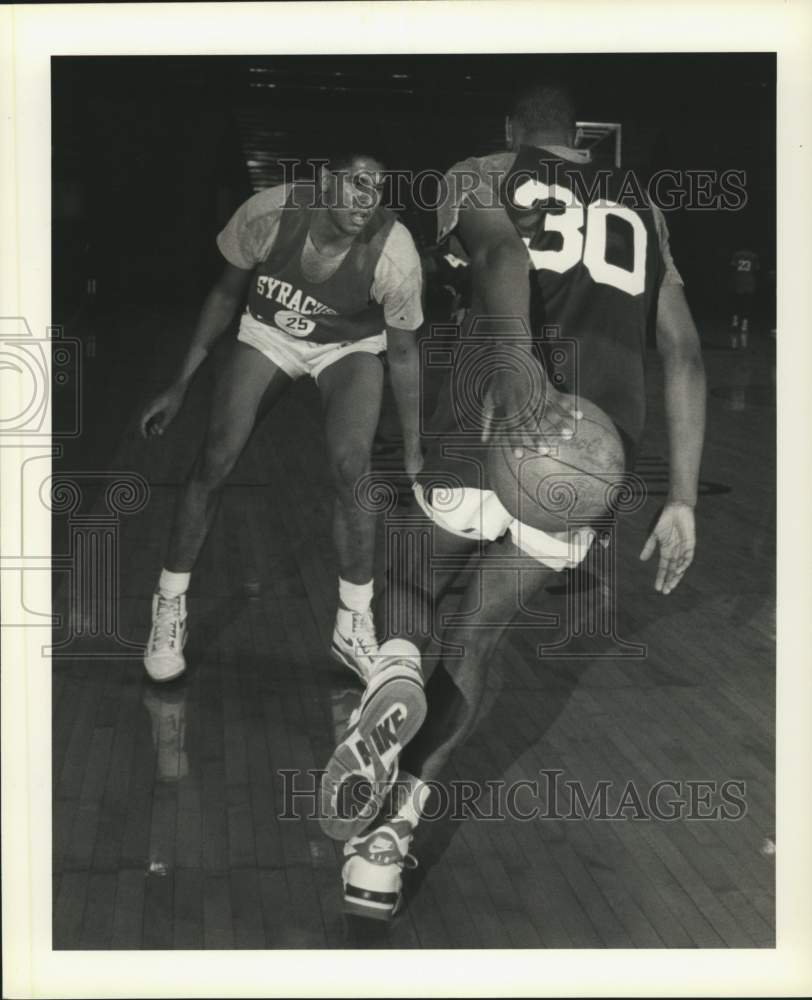 1989 Press Photo Syracuse Basketball Players Billy Owens &amp; Leron Ellis Practice- Historic Images