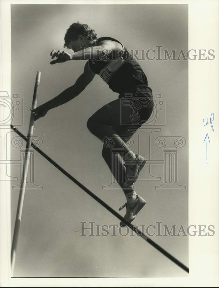 1987 Press Photo Brian Garza, Pole Vaulter of Mission, Texas - Historic Images