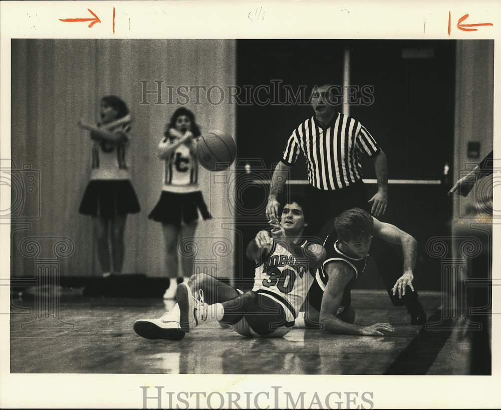 1985 Press Photo Hobart College Basketball Player Mark Genovese Tosses Ball - Historic Images