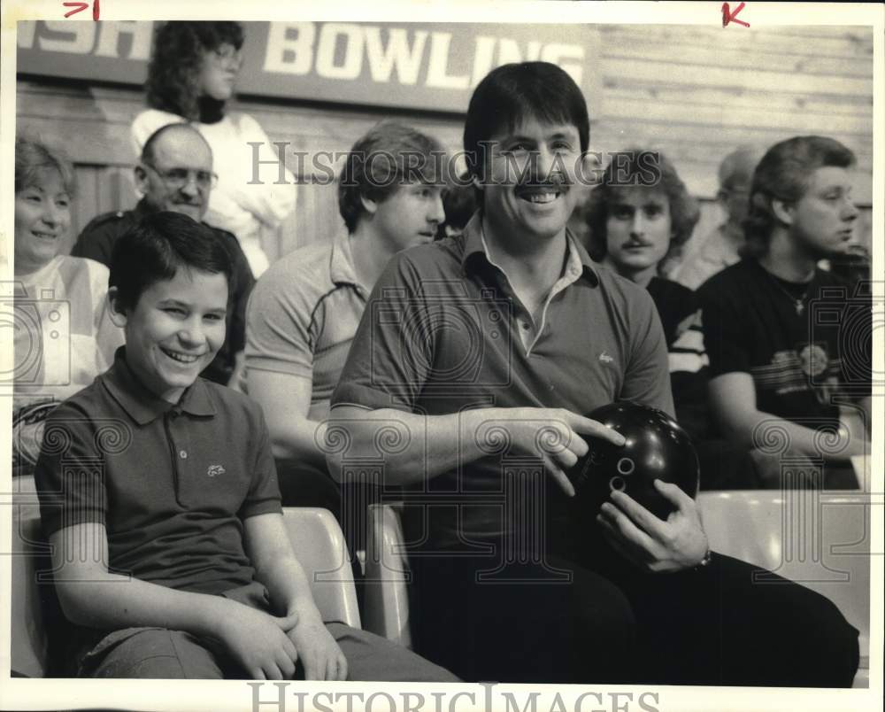 1988 Press Photo Bowler Joe Touranjoe and son, Jeremy at WSTU-TV Match - Historic Images