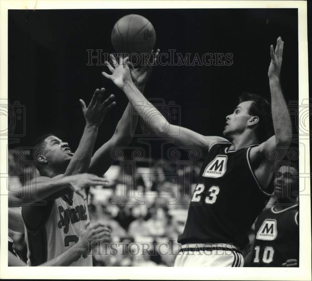 1990 Press Photo Syracuse and Marathon Oil play exhibition basketball - Historic Images