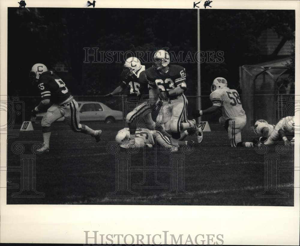 1988 Press Photo Rick Stauss of Cortland State University Football and teammates - Historic Images