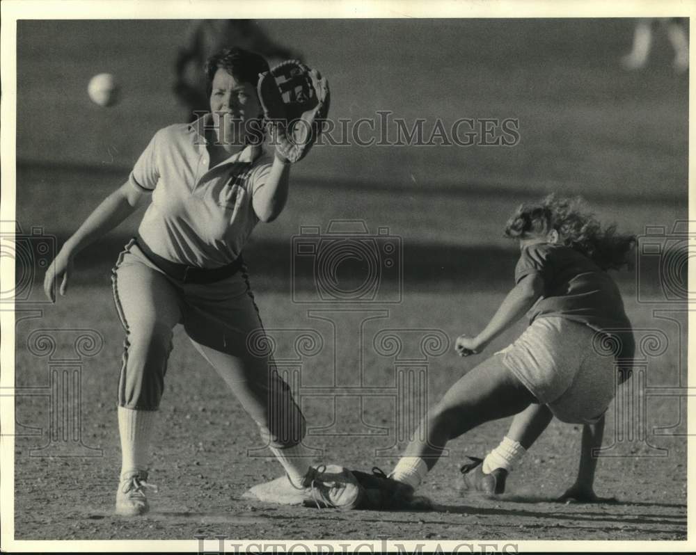 1987 Press Photo Theresa Delpha and Annie Harold in Softball Game- Historic Images