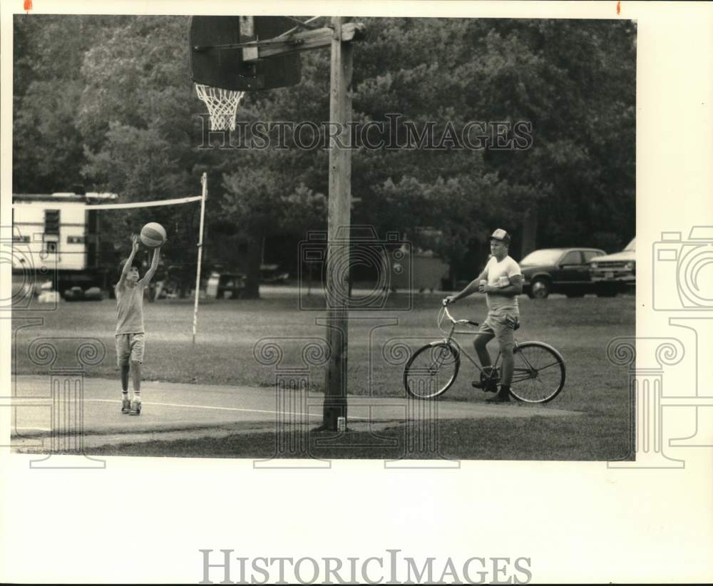 Press Photo Jim Mason plays Basketball at Southwick&#39;s Beach Street Park- Historic Images