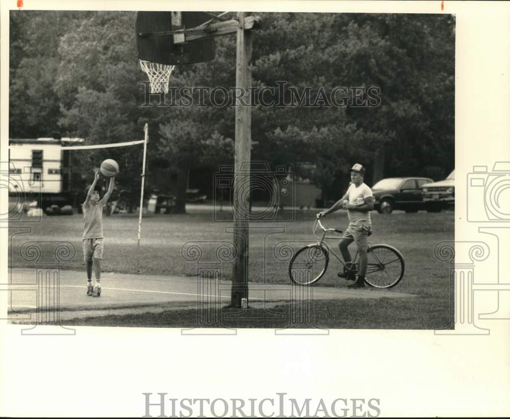Press Photo Jim Mason plays Basketball at Southwick's Beach Street Park- Historic Images