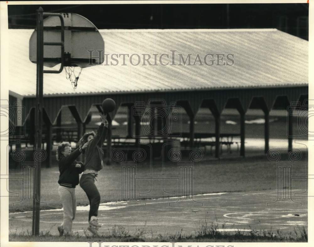 Press Photo Mindy Clancy, Lynn Salvati at Owasco Playground playing Basketball- Historic Images