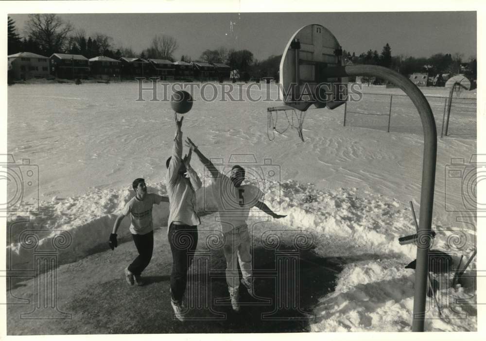 1987 Press Photo Phil Goldberg, Adam Bennett, Aaron Musler play Basketball, NY- Historic Images