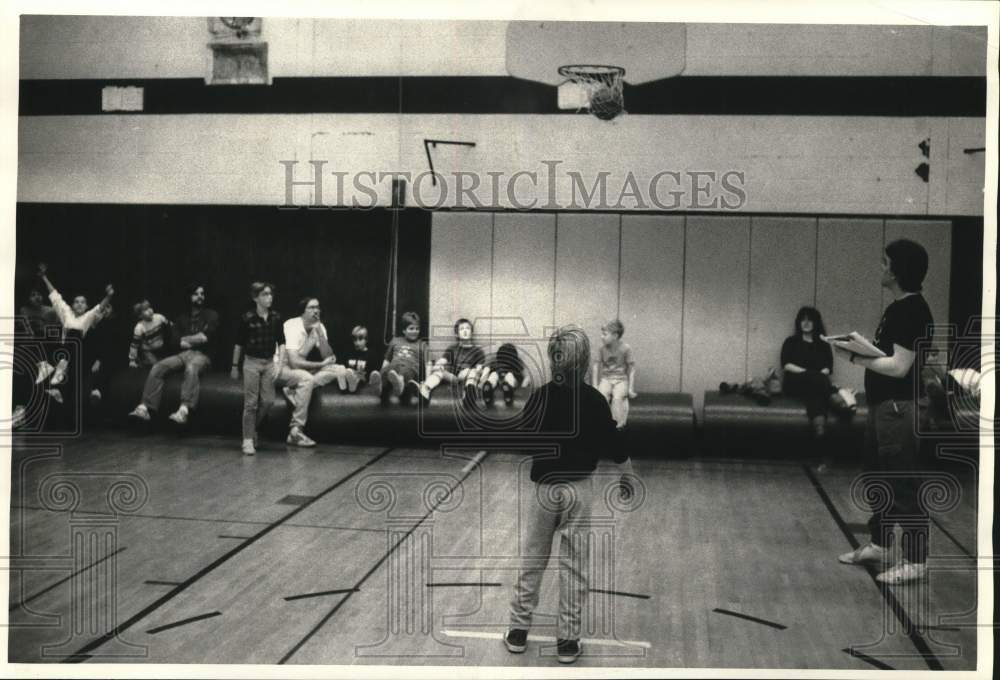 1987 Press Photo Brian Barnes shoots Basketball with Jay Spenard in Cicero, NY - Historic Images