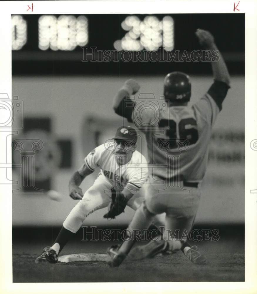 1990 Press Photo Syracuse&#39;s Luis Sojo and Denver&#39;s Tim McIntosh in Baseball Game - Historic Images