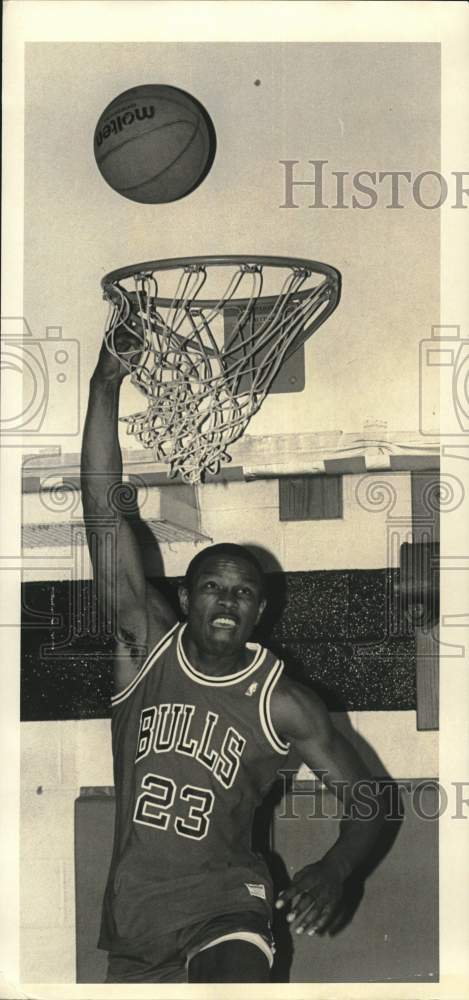 1987 Press Photo Paris Hart at Syracuse Boys Club Basketball Slam Dunk Contest - Historic Images