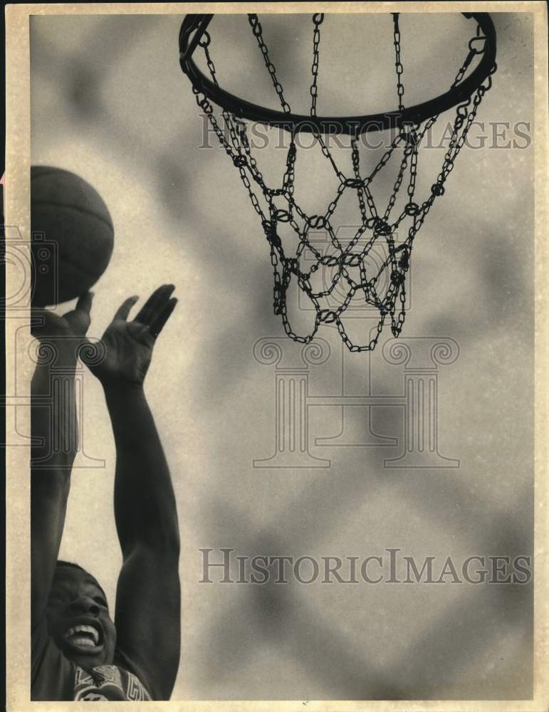 1987 Press Photo Basketball Player Clifton Ingram of Syracuse at Kirk Park - Historic Images