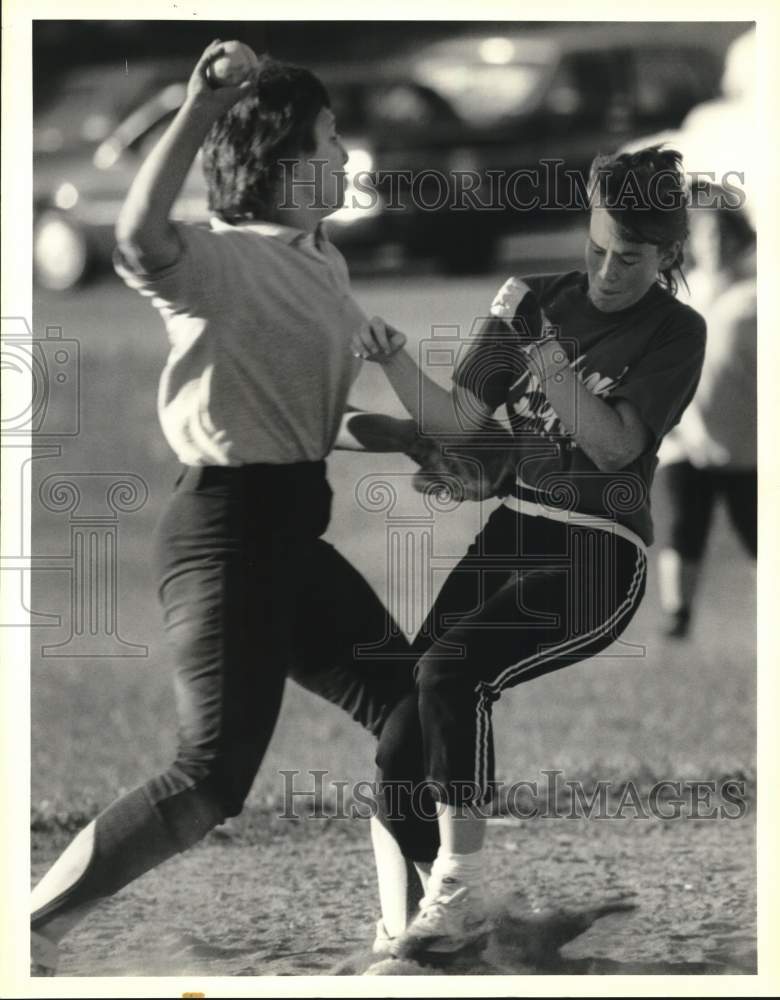 1991 Press Photo Automasters and Wendy Nisby's Pub Softball Players at Game- Historic Images