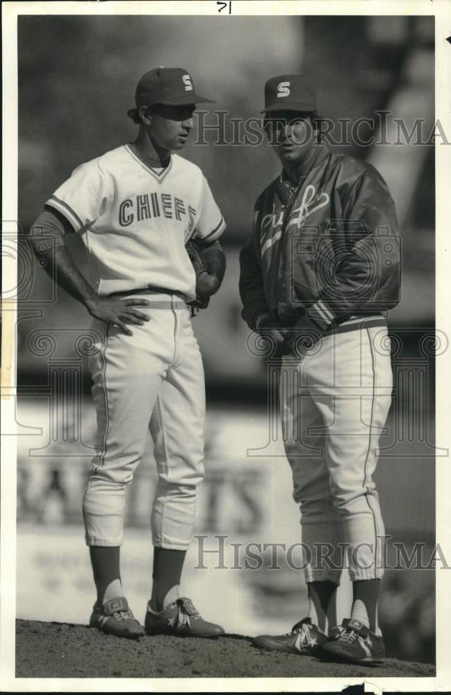1986 Press Photo Chiefs manager Doug Ault talks with pitcher Rich Carlucci.- Historic Images