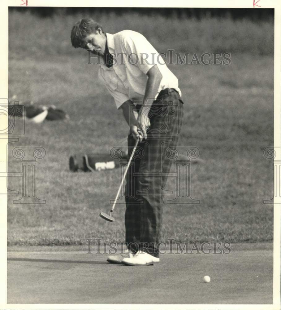 1988 Press Photo Golfer Jim Roy on Green - Historic Images