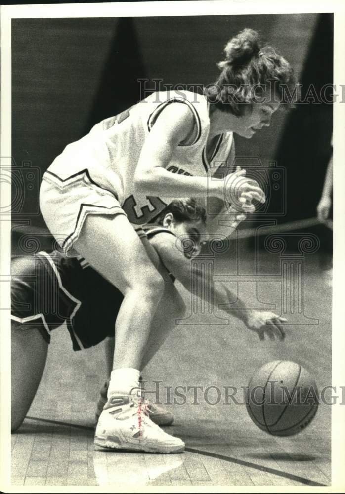 1988 Press Photo Darcie Vincent and Shawn Ziemba in Basketball Carrier Classic- Historic Images
