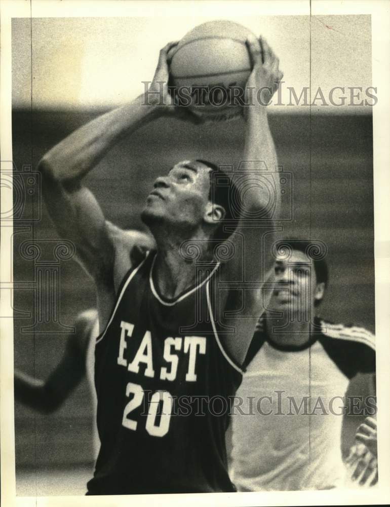 1984 Press Photo Basketball Player Steve Wright at Fowler and Henninger Game - Historic Images