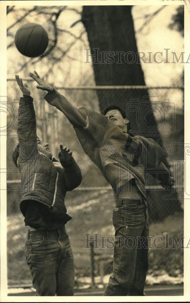 1988 Press Photo Basketball Players on Court - Historic Images