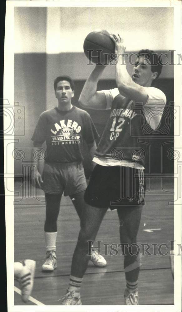 1987 Press Photo Basketball Players Tim Kiggins and Todd Frocione at Gym- Historic Images