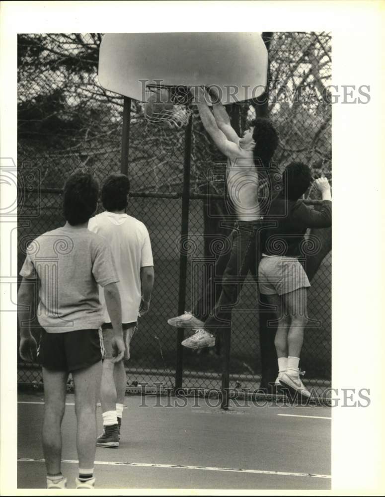 Press Photo Syracuse University Oswego Students at Fort Ontario Basketball Court- Historic Images