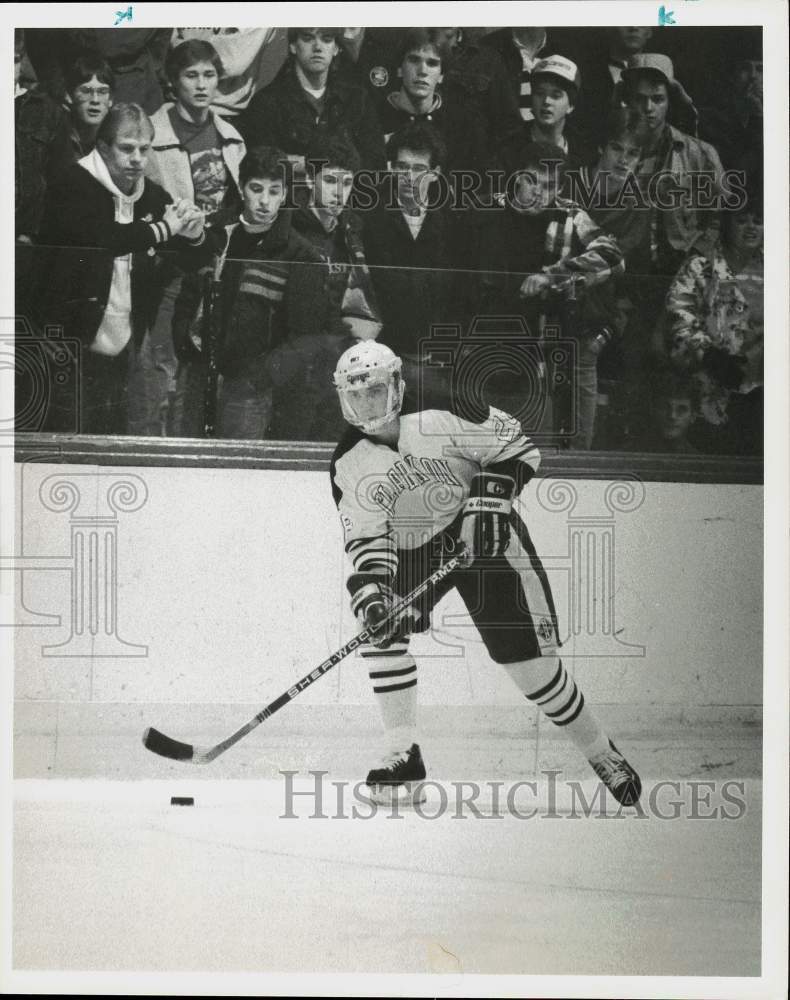 1986 Press Photo Spectators watch Clarkson hockey player Brad James move puck- Historic Images