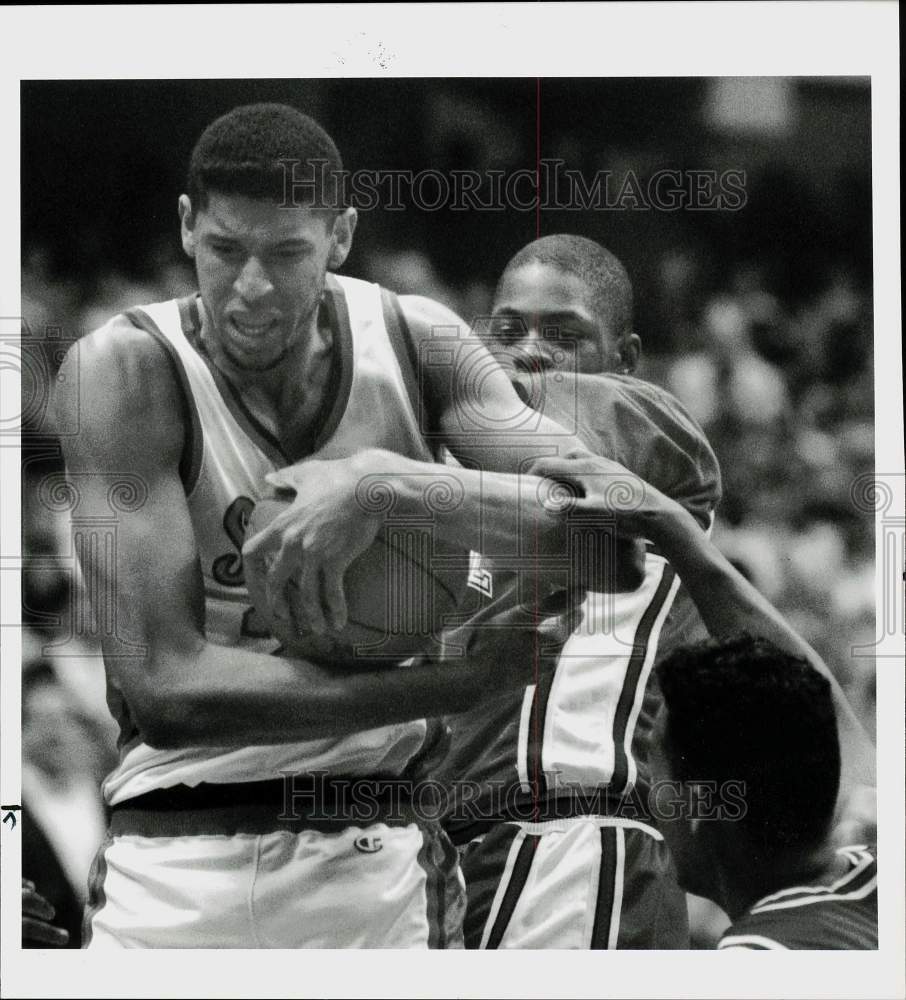 1990 Press Photo Syracuse&#39;s LeRon Ellis wrestles basketball from Cornell at Dome - Historic Images